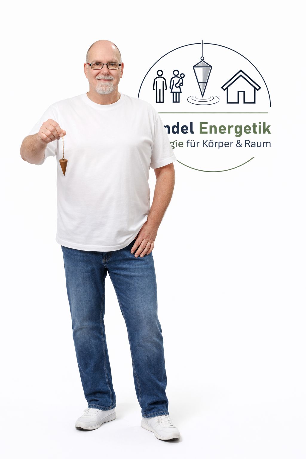 Energetiker stehend vor dem Praxis-Logo